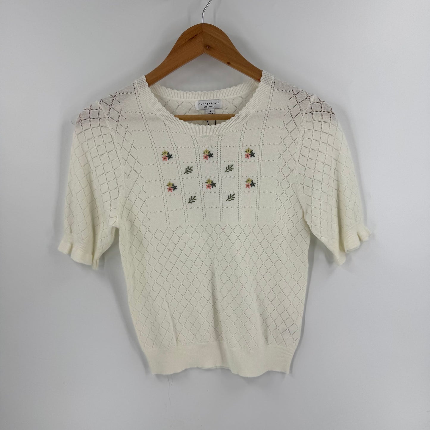 Current Air NWT Pointelle Knit Short Sleeve Sweater Floral Embroidery Small