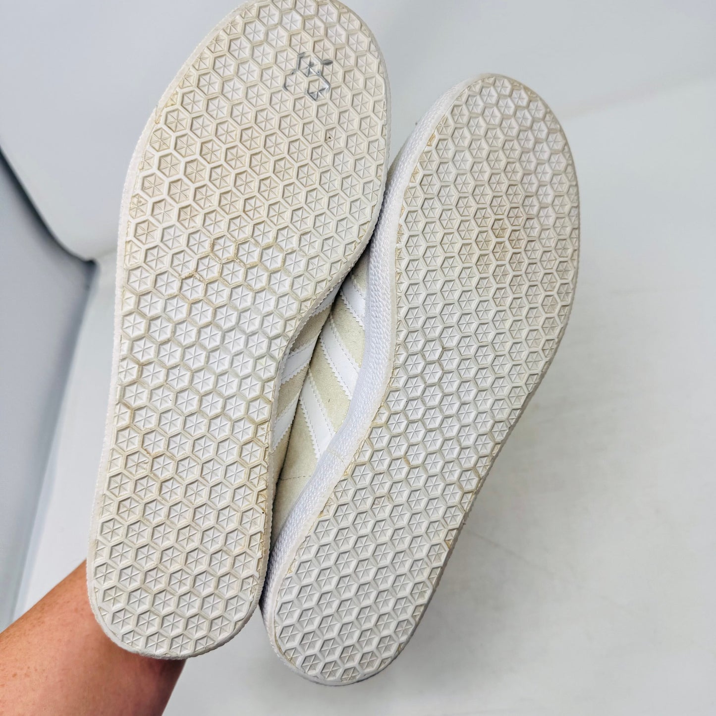 Adidas Gazelle Suede Sneakers Women’s Size 7.5 Beige White Classic Retro Shoes